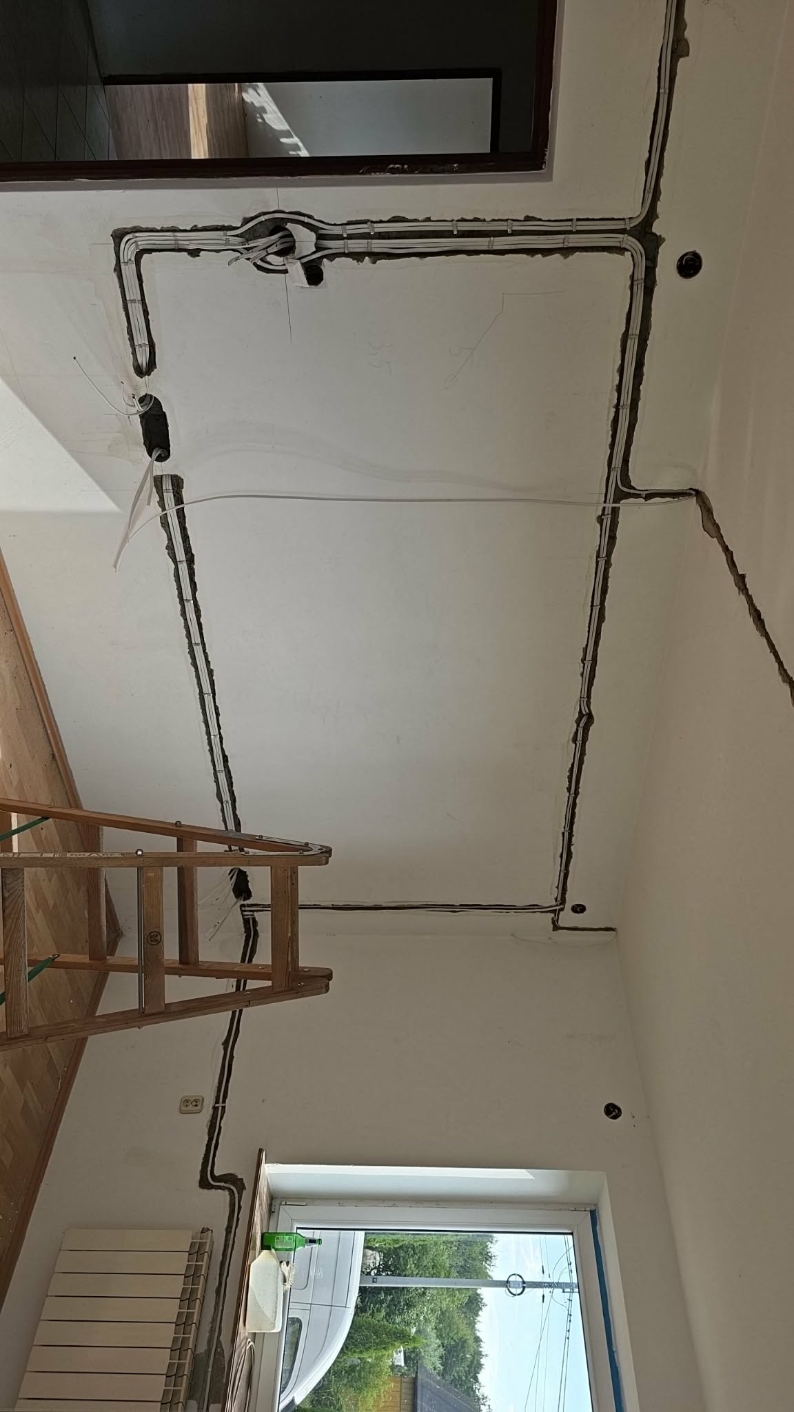 Wnętrze w trakcie wykonywania instalacji elektrycznej w bruzdach ściennych